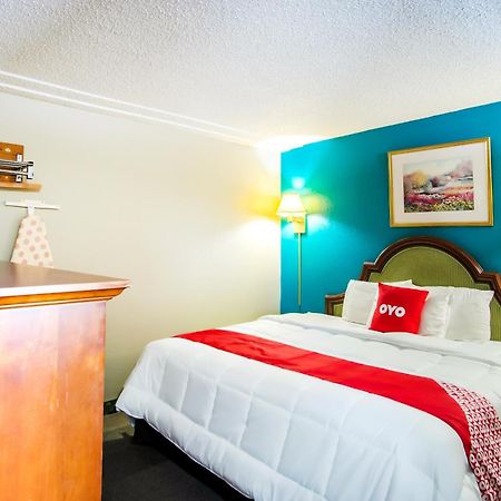 Oyo Hotel Hutchinson West 4Th Ave Esterno foto