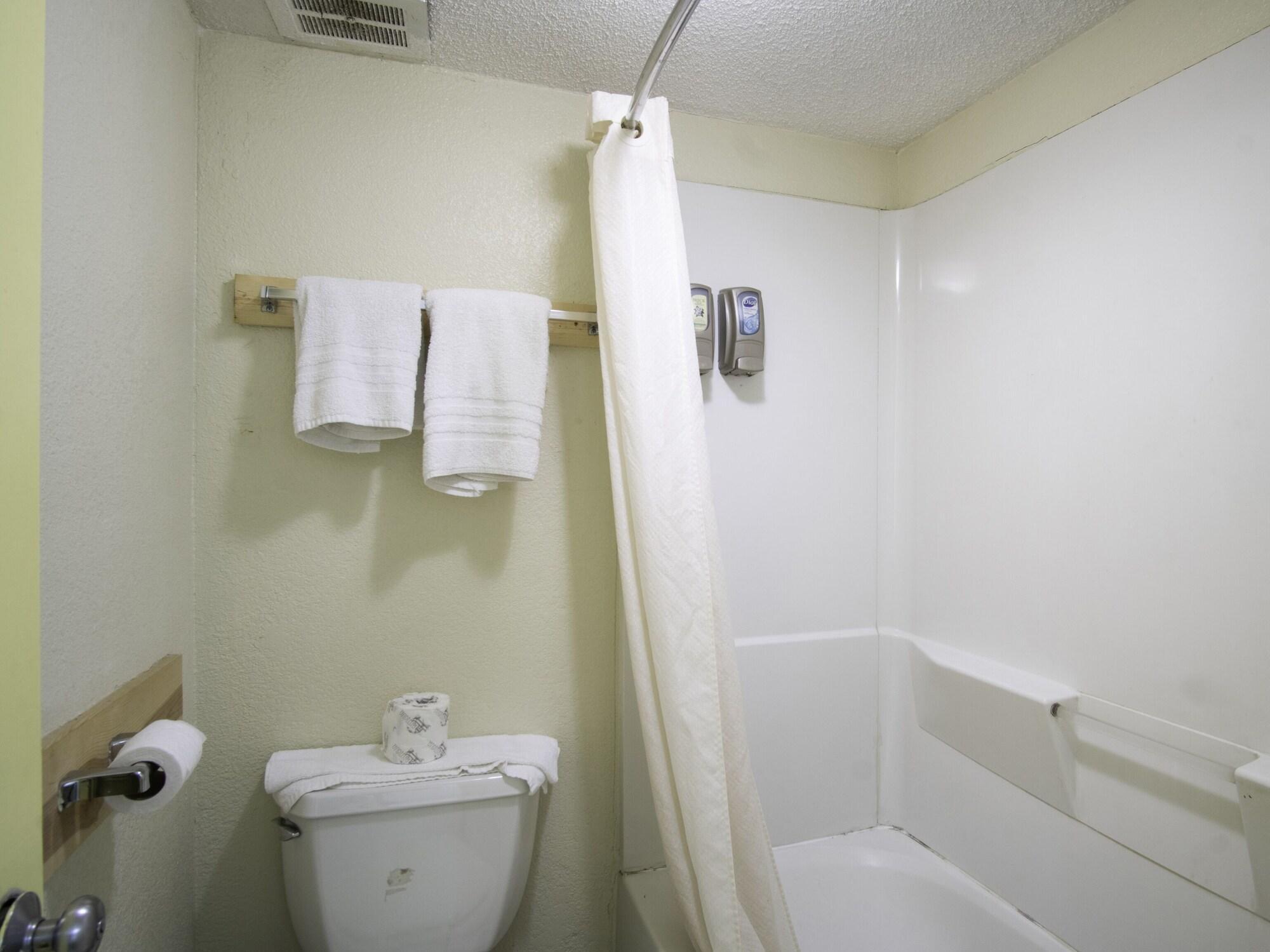 Oyo Hotel Hutchinson West 4Th Ave Esterno foto