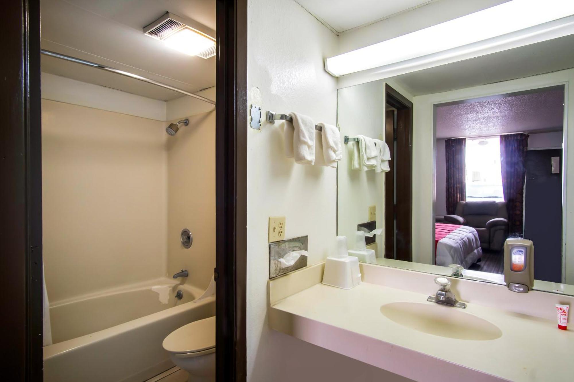 Oyo Hotel Hutchinson West 4Th Ave Esterno foto