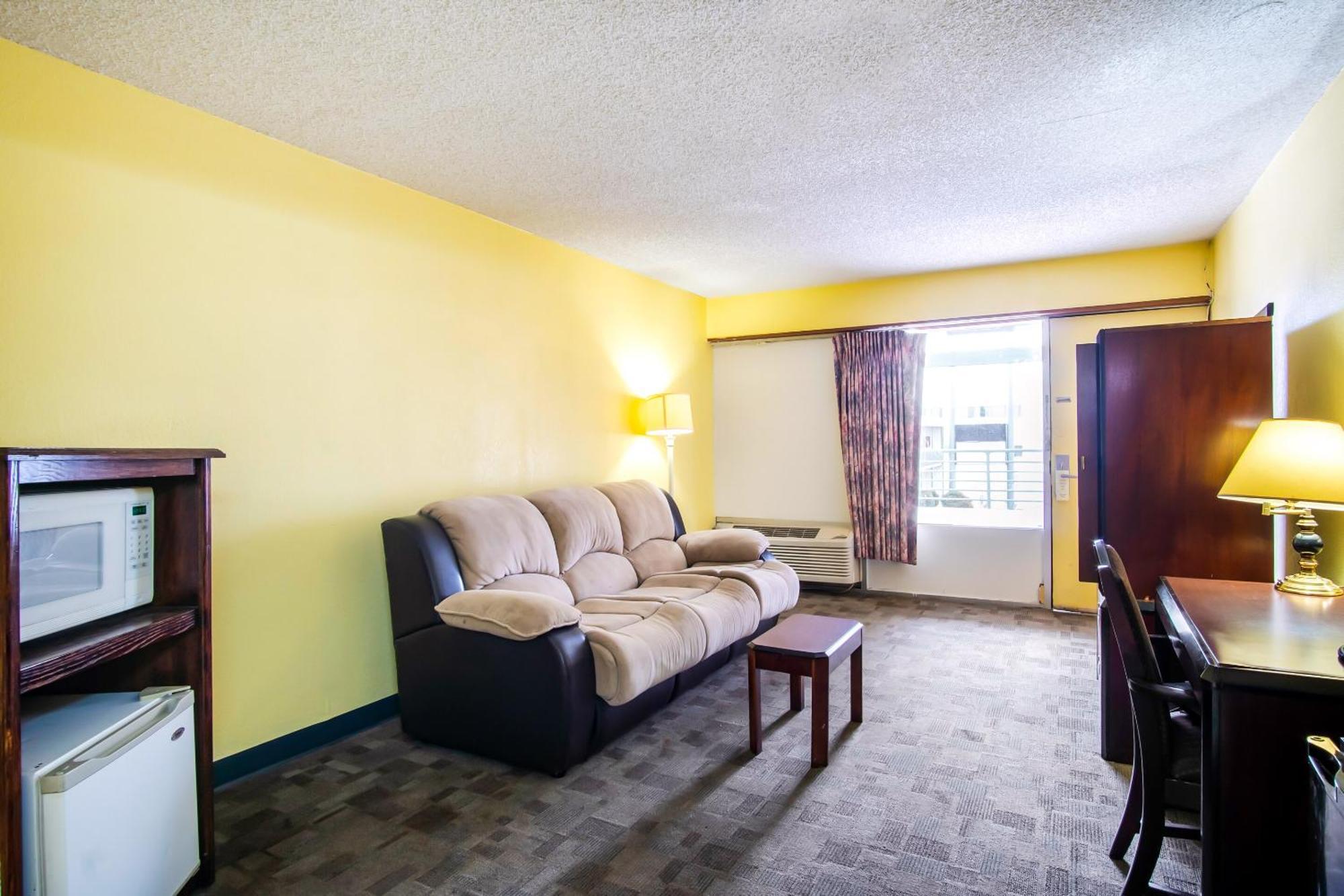 Oyo Hotel Hutchinson West 4Th Ave Esterno foto