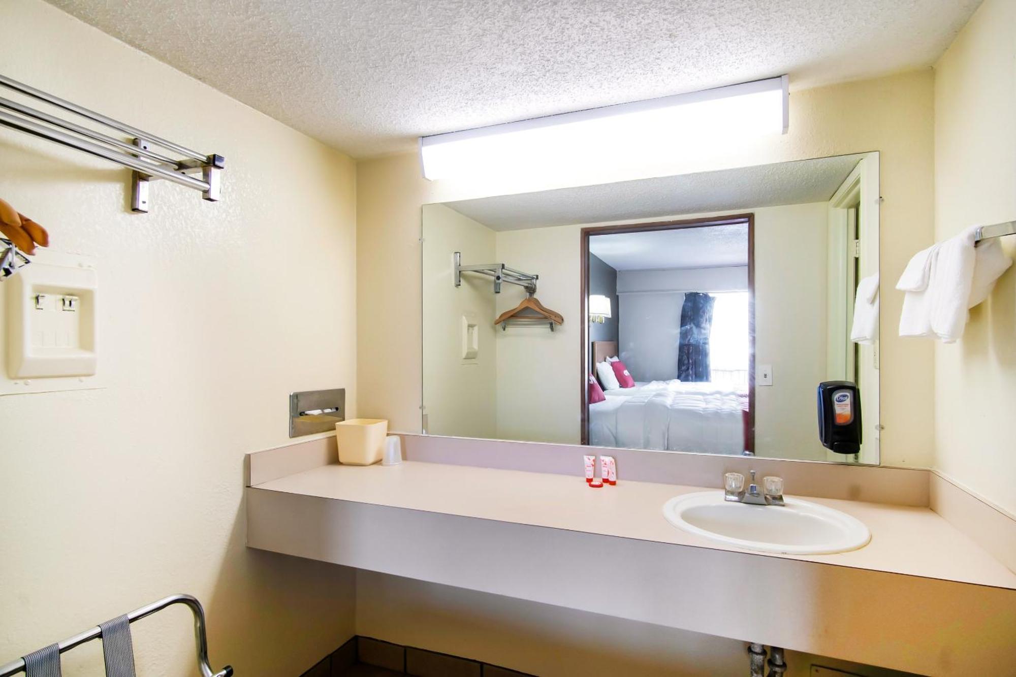 Oyo Hotel Hutchinson West 4Th Ave Esterno foto