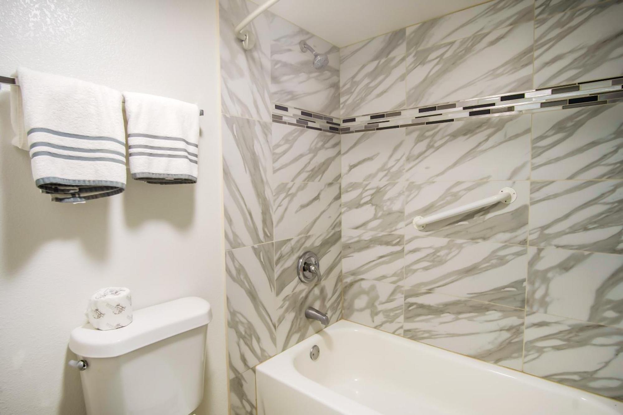 Oyo Hotel Hutchinson West 4Th Ave Esterno foto