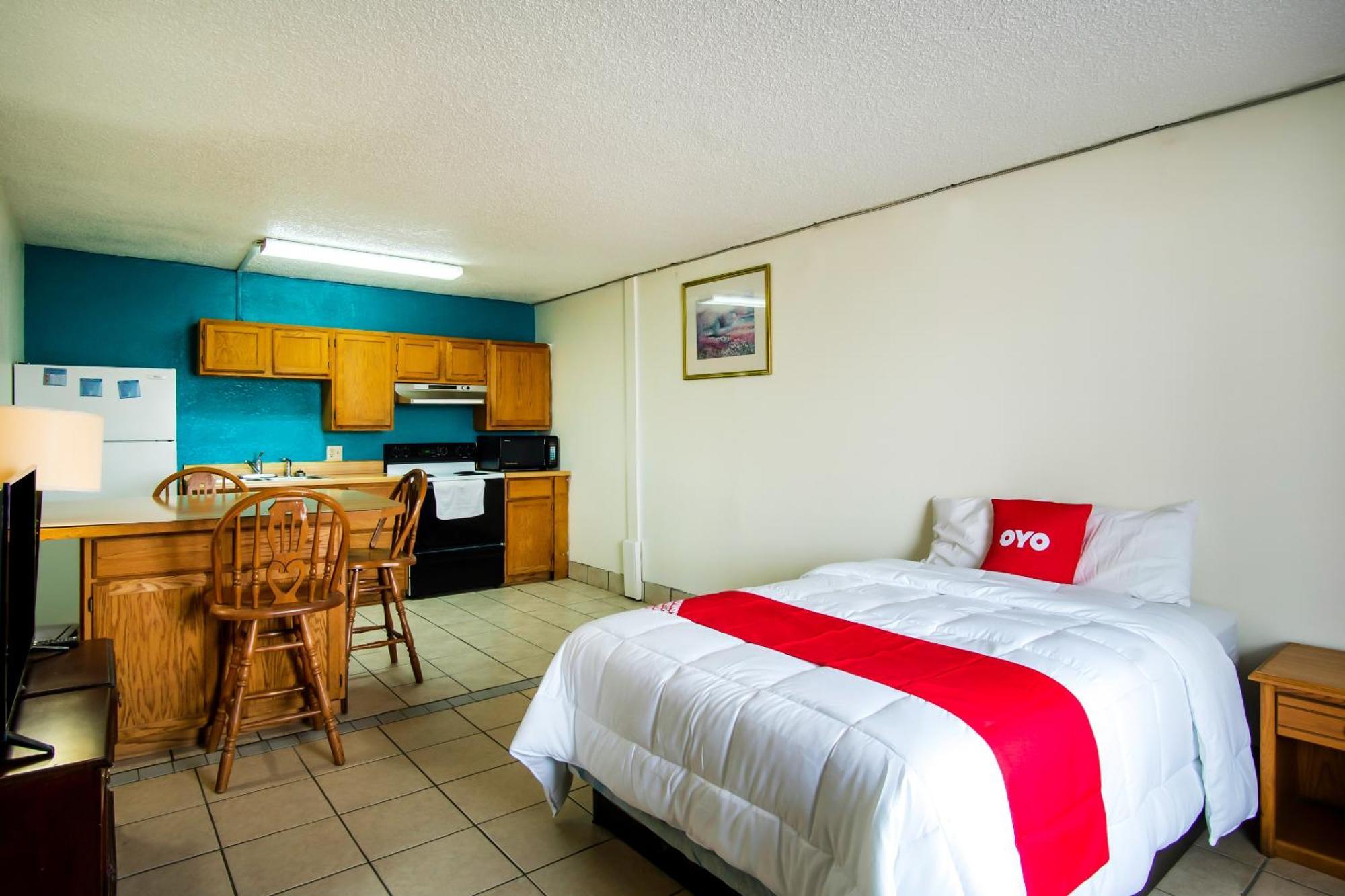 Oyo Hotel Hutchinson West 4Th Ave Esterno foto
