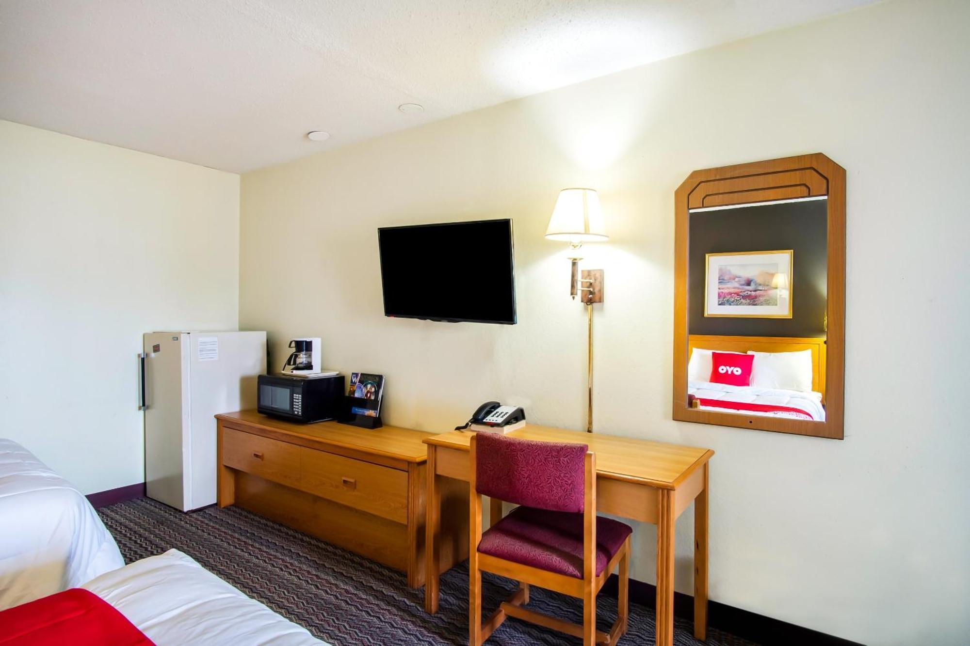 Oyo Hotel Hutchinson West 4Th Ave Esterno foto