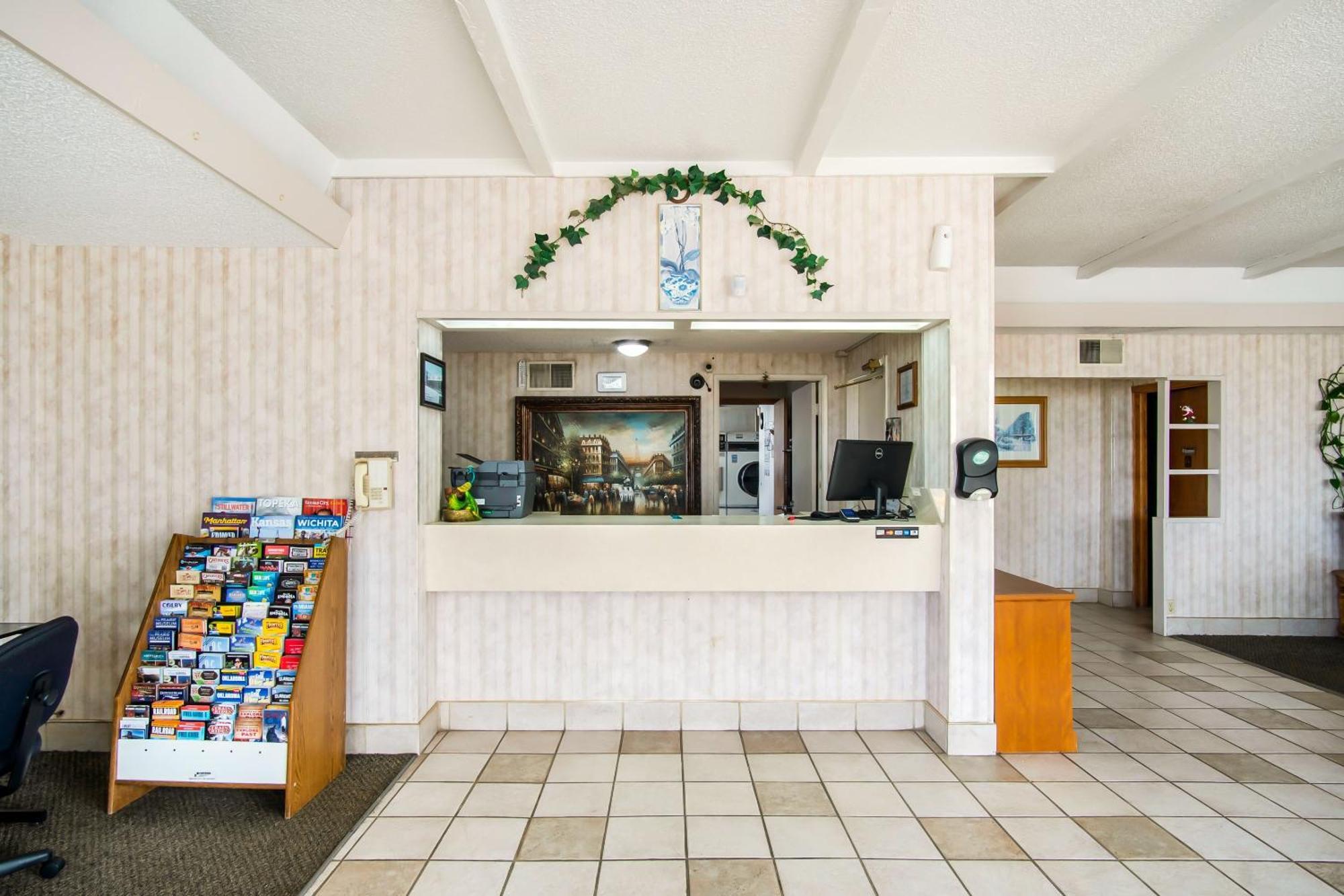 Oyo Hotel Hutchinson West 4Th Ave Esterno foto