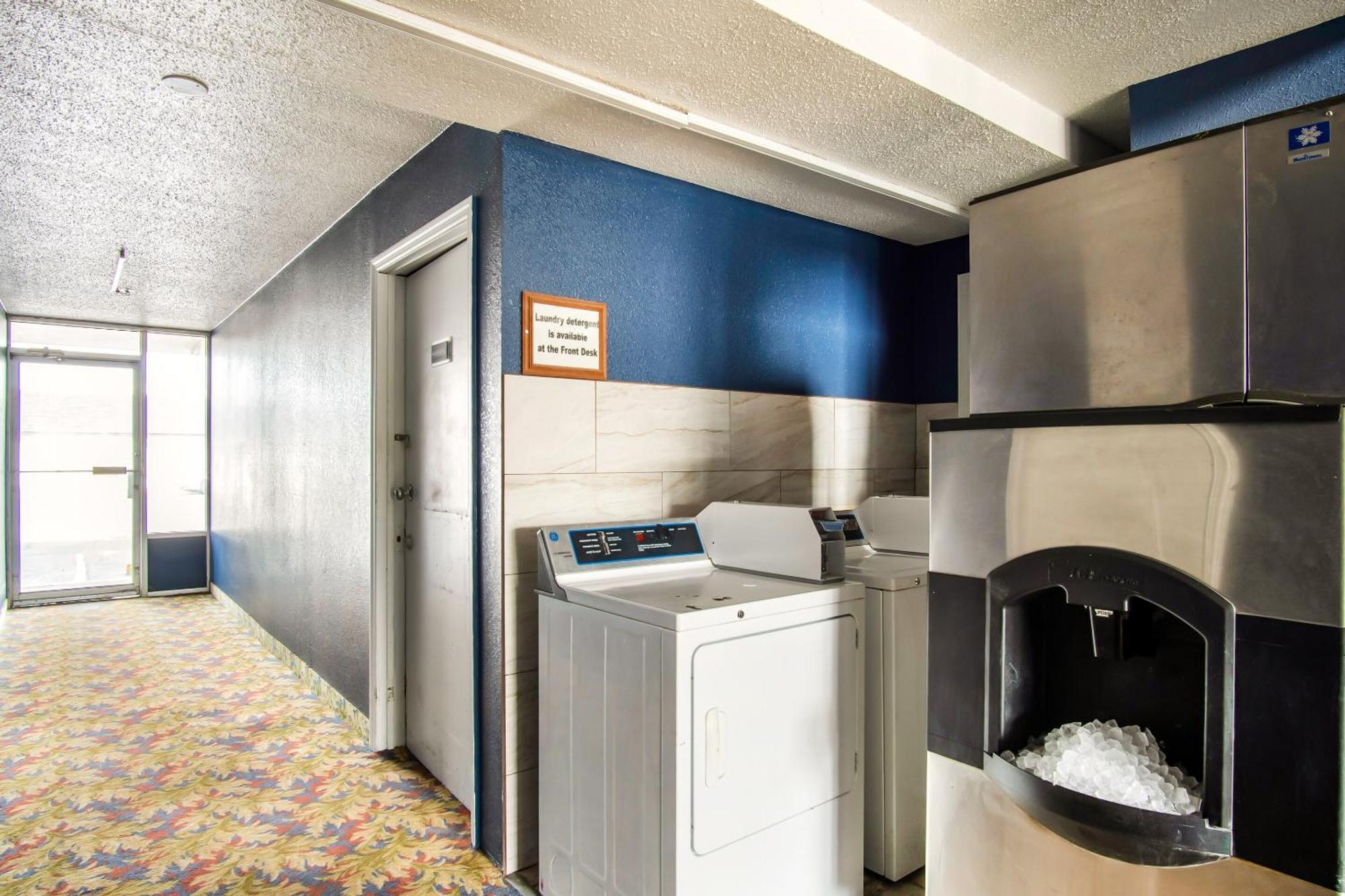 Oyo Hotel Hutchinson West 4Th Ave Esterno foto