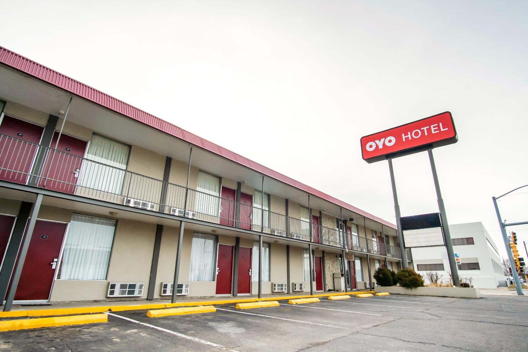 Oyo Hotel Hutchinson West 4Th Ave Esterno foto