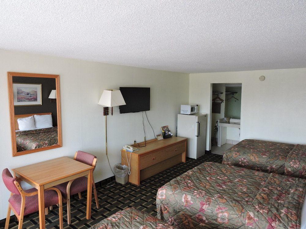 Oyo Hotel Hutchinson West 4Th Ave Esterno foto