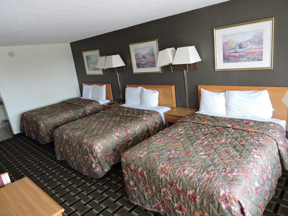 Oyo Hotel Hutchinson West 4Th Ave Esterno foto