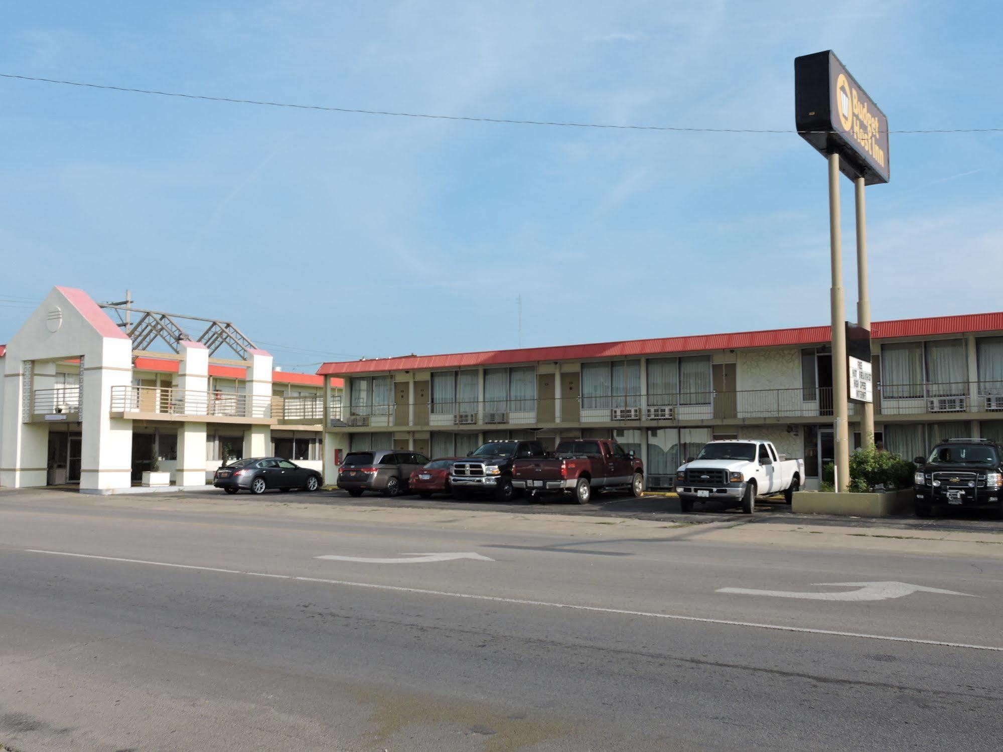 Oyo Hotel Hutchinson West 4Th Ave Esterno foto