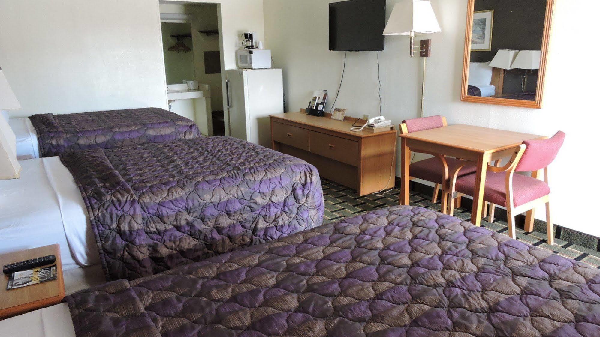 Oyo Hotel Hutchinson West 4Th Ave Esterno foto