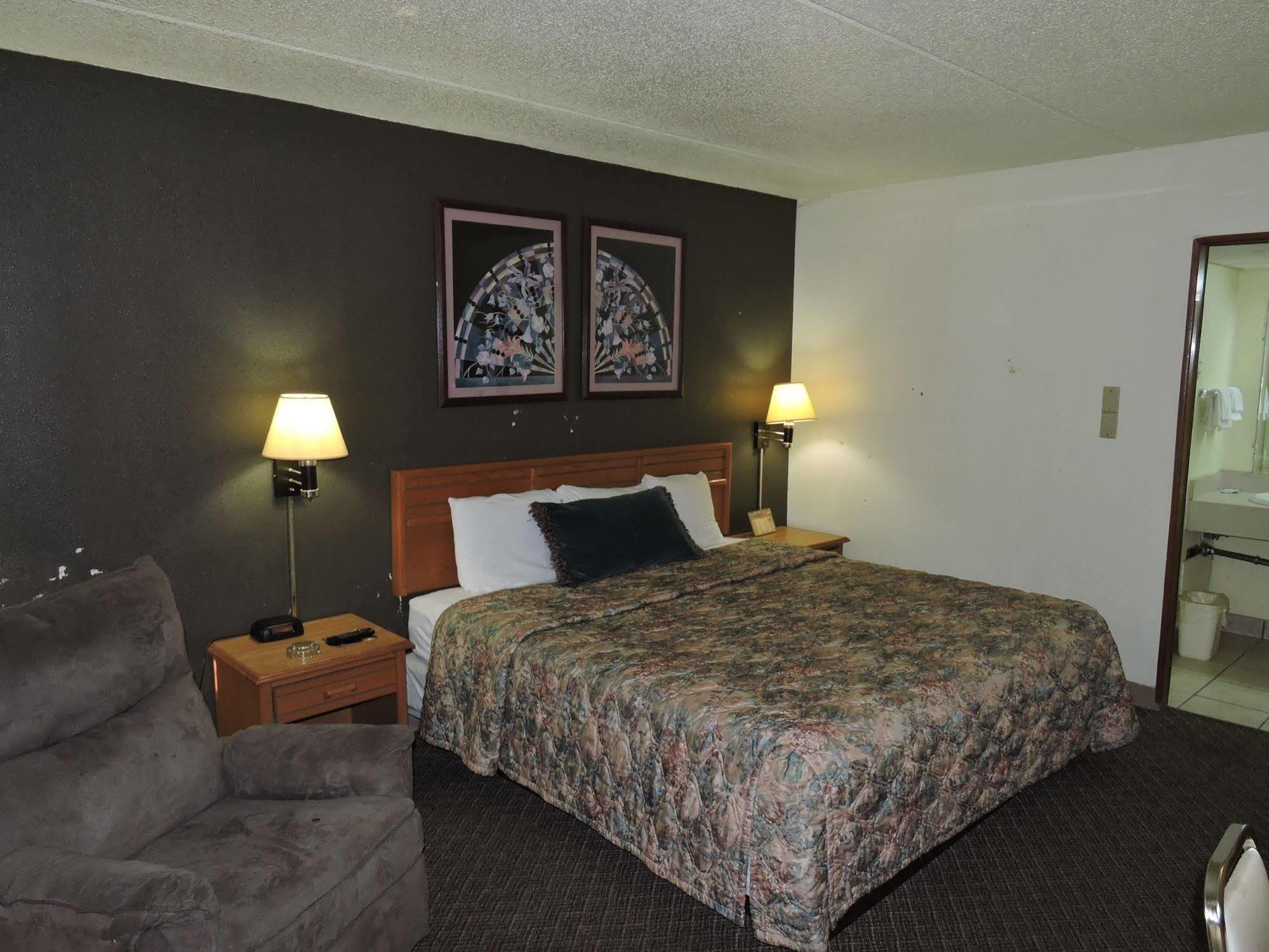 Oyo Hotel Hutchinson West 4Th Ave Esterno foto