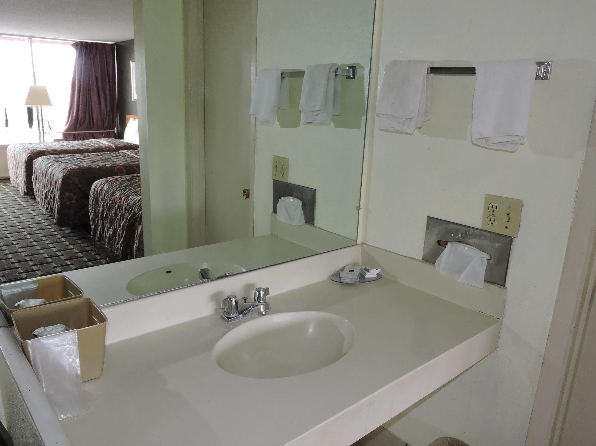 Oyo Hotel Hutchinson West 4Th Ave Esterno foto